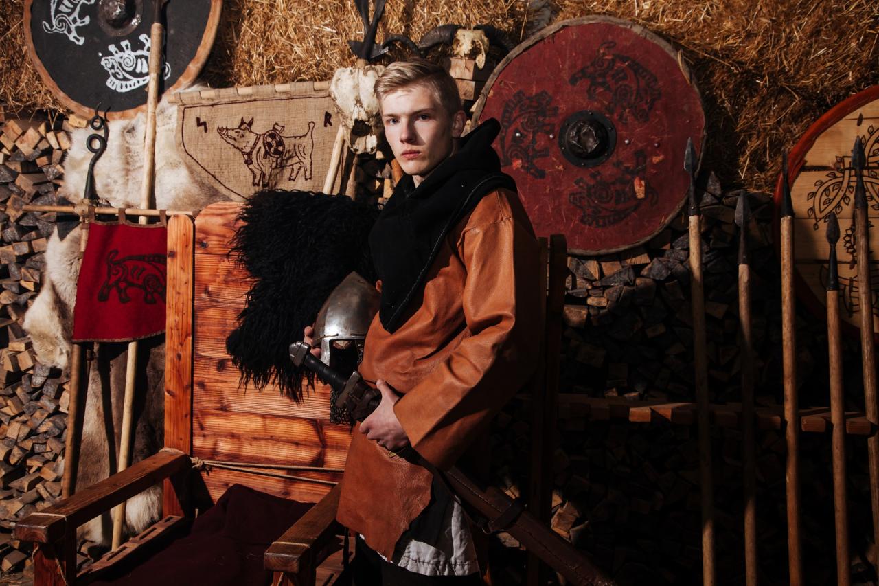 Hombre en un escenario medieval