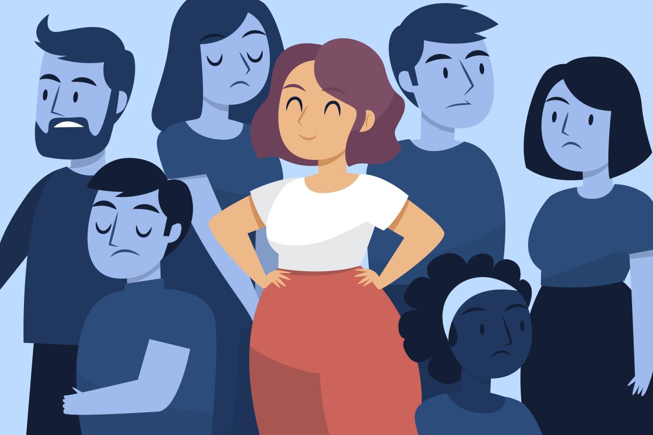 Persona en el centro sonriendo rodeada de otras personas molestas