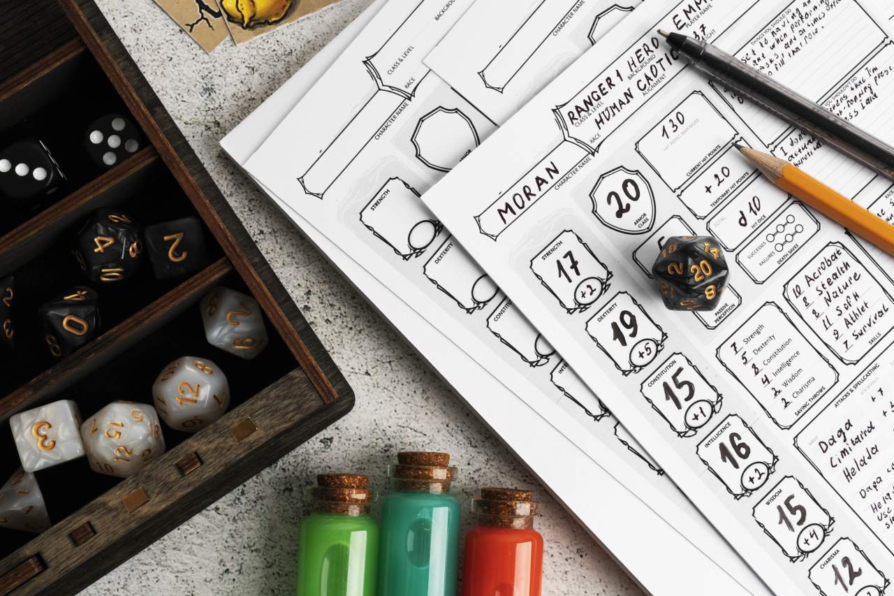 Mesa con diferentes elementos para partida de rol